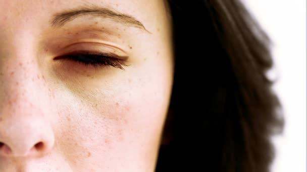 Tierra girando en cámara lenta en el ojo de una mujer con cortesía de Nasa.org — Vídeo de stock