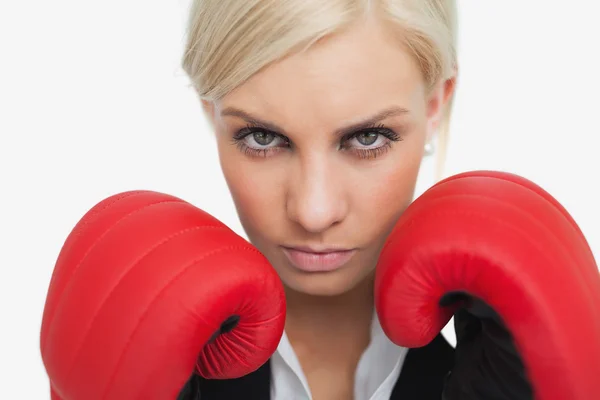 Ernste grünäugige Frau mit roten Handschuhen kämpft — Stockfoto