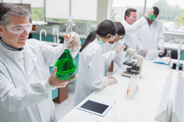 Химики работают в лаборатории — стоковое фото
