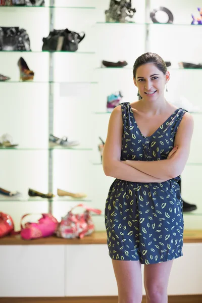 Woman standing in front of shoe display — Stock Photo, Image