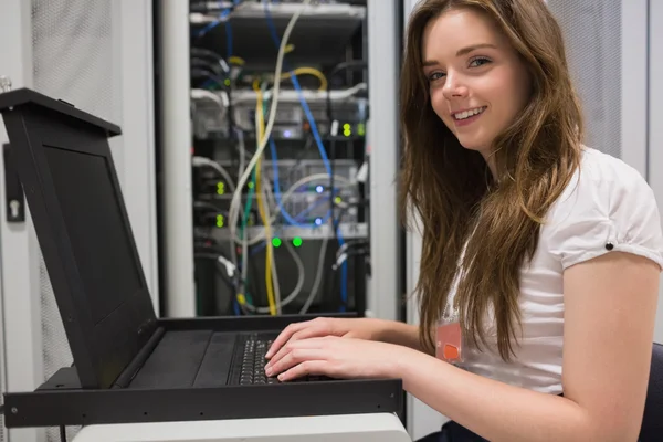 Lachende vrouw zoeken via servers — Stockfoto