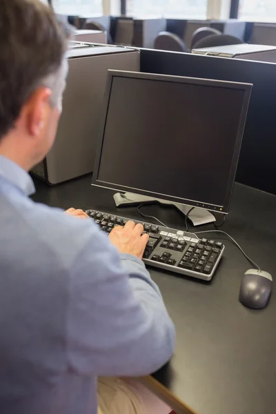 Людина працює з комп'ютером — стокове фото