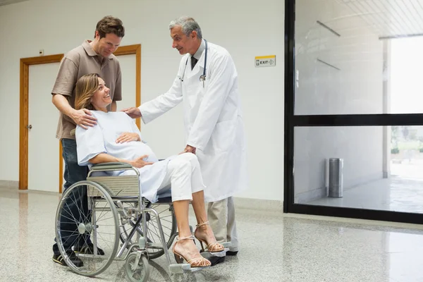 Mulher grávida em cadeira de rodas fala com o médico — Fotografia de Stock