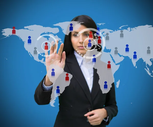 Femme touchant bleu interface de carte du monde — Photo