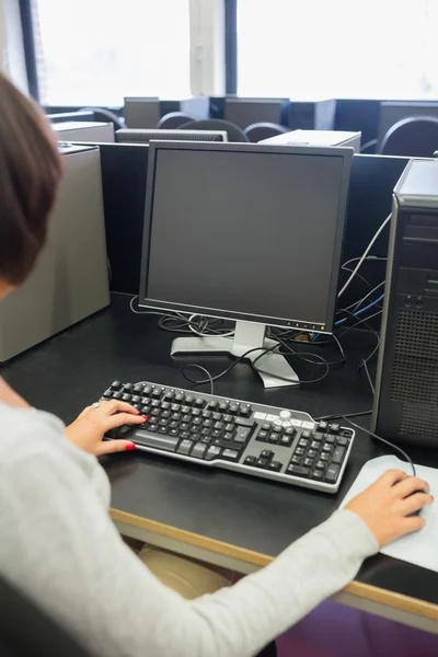 Vrouw die op de computer werkt — Stockfoto