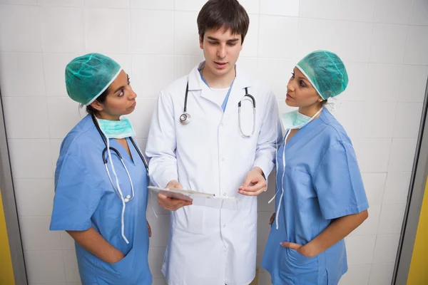 Médico conversando com duas enfermeiras — Fotografia de Stock