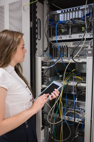 Donna con tablet pc guardando i server — Foto Stock