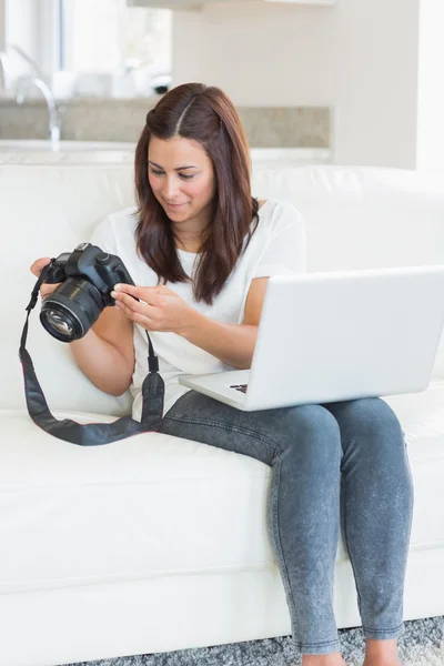 Brunette viewing photos on the camera — Stock Photo, Image