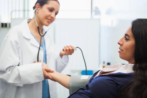 Patients blood pressure being checked by doctor — Stock Photo, Image