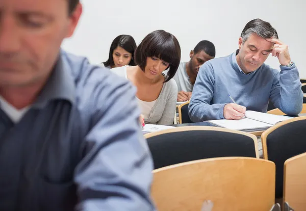 Starsze studentów w wykładzie — Zdjęcie stockowe