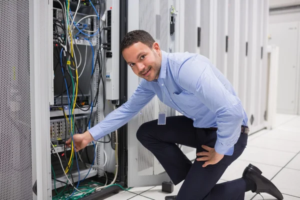 Technician plugging cable into server — Stock Photo, Image