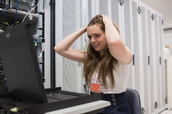 Mujer estresada trabajando en el servidor — Foto de Stock