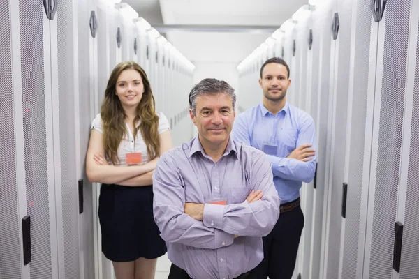 Trzy uśmiechający się stojący w centrum danych — Zdjęcie stockowe