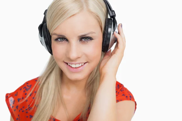 Beautiful blonde listening to music — Stock Photo, Image