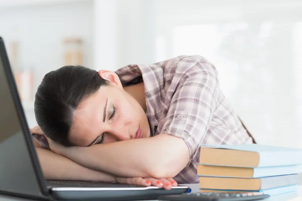 Dizüstü bilgisayarda istirahat kadın — Stok fotoğraf
