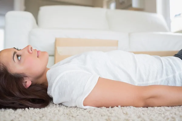 Vrouw liggen op tapijt — Stockfoto