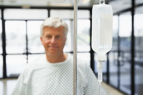 Patient with IV drip smiling — Stock Photo, Image