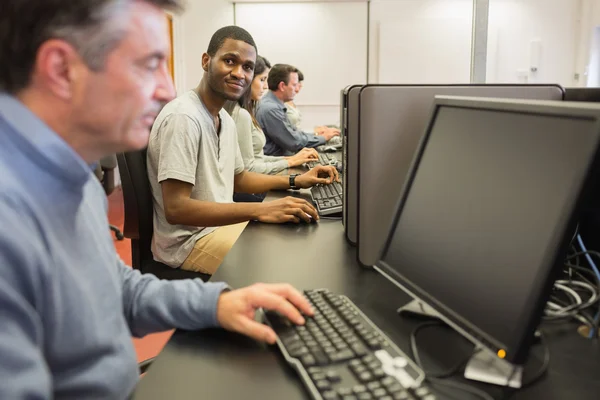 Mann schaut vom Computerkurs auf — Stockfoto