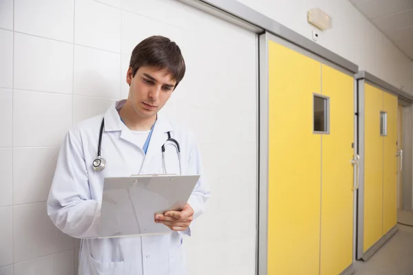 Doctor making notes — Stock Photo, Image