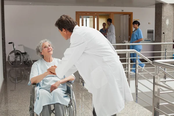 Arzt kümmert sich um Patienten — Stockfoto