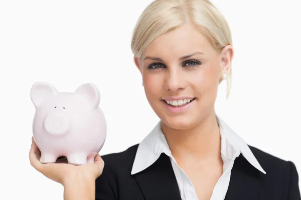 Glimlachende zakenvrouw houden een piggy-bank — Stockfoto