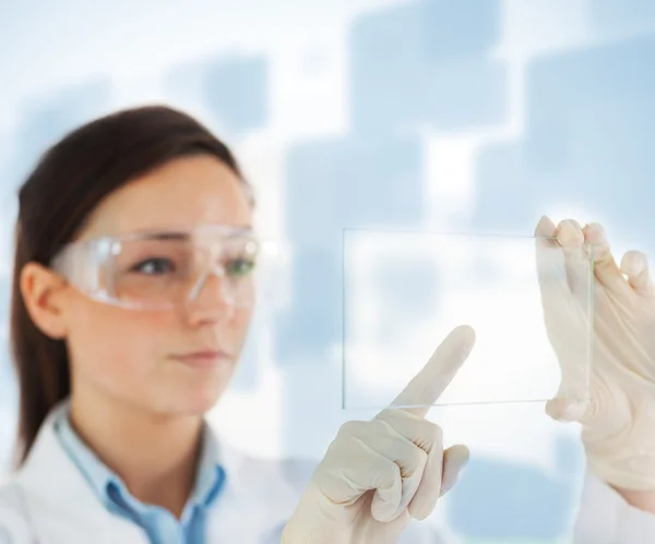 Mulher selecionando painel em branco do holograma — Fotografia de Stock