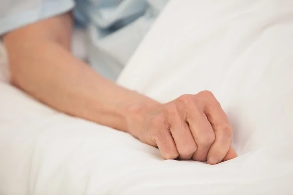 Рука пожилого человека на больничной койке — стоковое фото