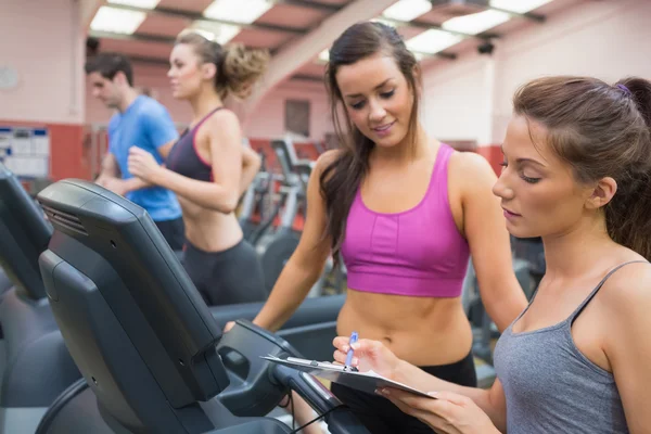 Vrouwelijke sportschool instructeur en vrouw — Stockfoto