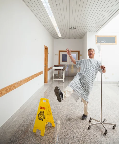 Patiënt voorwenden te glijden op natte vloer — Stockfoto