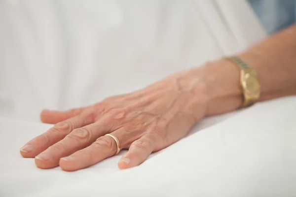 Hand of old woman with golden jewellery — Stock Photo, Image