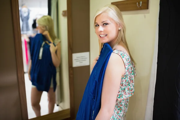 Frau steht lächelnd in der Umkleidekabine — Stockfoto