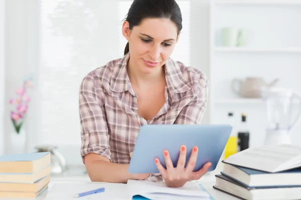 Woman working on a tablet computer — Stock Photo, Image