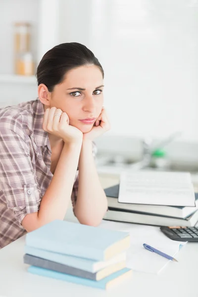 Boos vrouw die werkt — Stockfoto