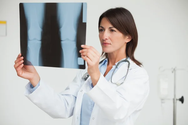 Médico que analisa o raio-X — Fotografia de Stock