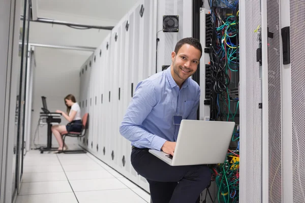 Dois técnicos fazendo armazenamento de dados — Fotografia de Stock