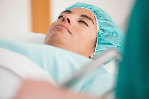 Пациент лежит на каталке перед операцией — стоковое фото