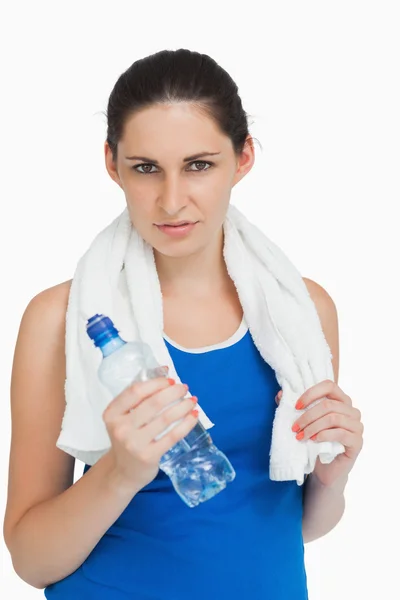 Brunette femme en vêtements de sport avec une serviette et une bouteille — Photo