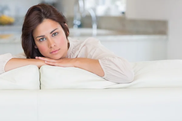 Brunette relaxing on the couch — Stock Photo, Image