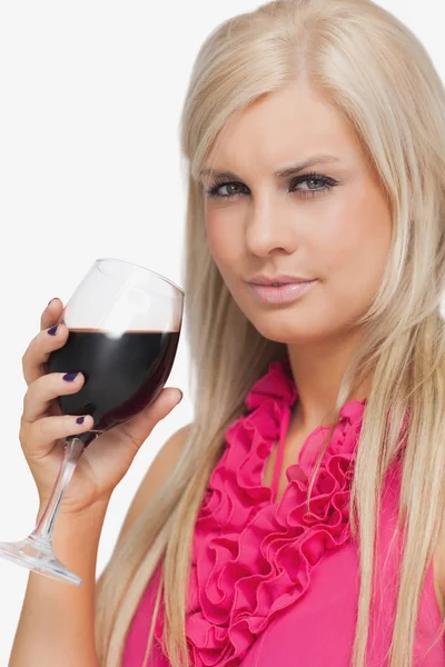 Allvarliga blondin dricka ett glas rött vin — Stockfoto