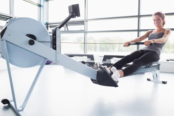 Lachende vrouw opleiding op rij machine — Stockfoto