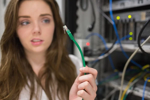 Mujer mirando confundido en el cable del servidor — Foto de Stock