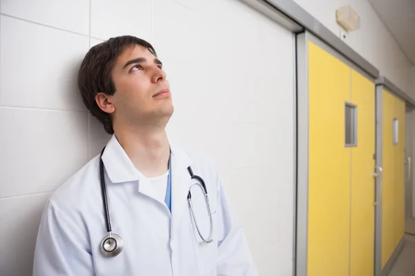 Doctor thinks while looking up — Stock Photo, Image