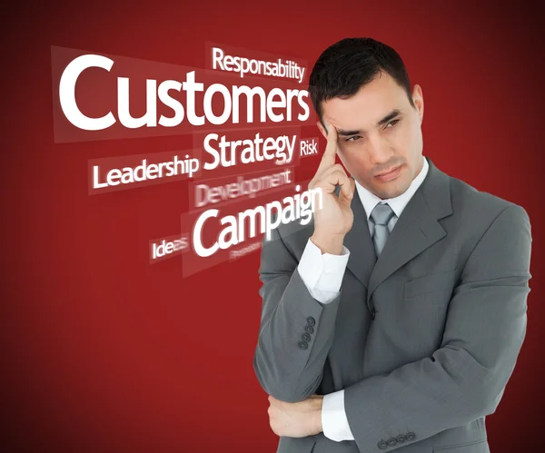 Affärsman står på höger sida tänker röd bakgrund — Stockfoto