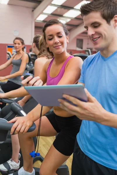 Charlando en el gimnasio — Foto de Stock