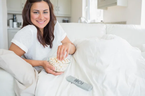 Smiling woman eating popcorn — Stock Photo, Image