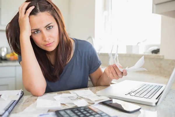 Jovem mulher olhando preocupado com as finanças — Fotografia de Stock