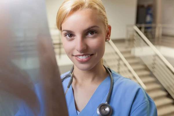 Enfermera sonriente parada en el hueco de la escalera — Foto de Stock