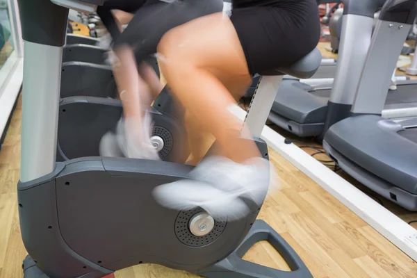 Piernas en bicicleta estática —  Fotos de Stock