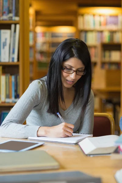 Frau recherchiert in der Bibliothek — Stockfoto