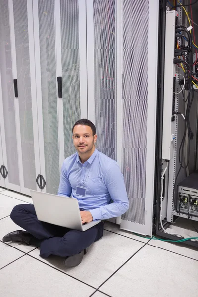 Technician sitting on the floor and doing maintenance on servers — Stock Photo, Image